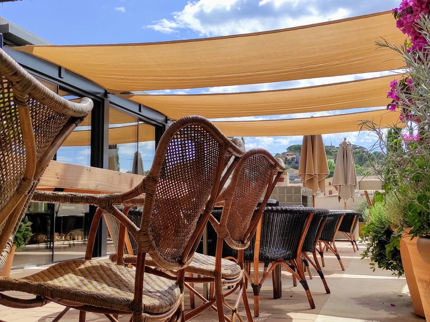 Creación de espacios de sombra para hoteles en Girona