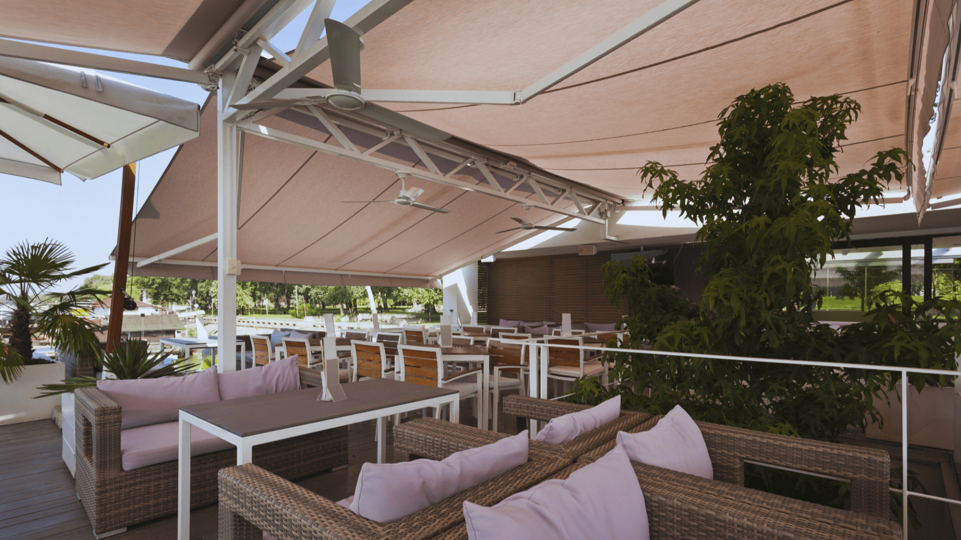 Cómo Crear una Terraza de Bar Acogedora en Sant Pere Pescador con Toldos Taialà